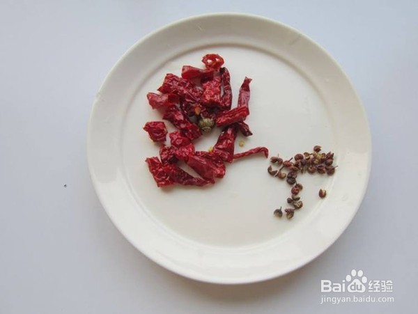 毛芹菜炒土豆的做法