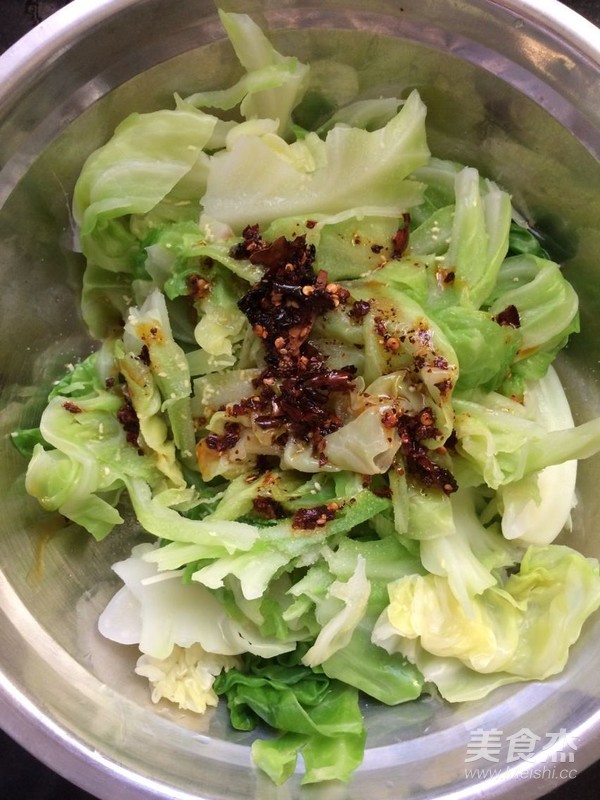 夏季清爽的凉拌包菜