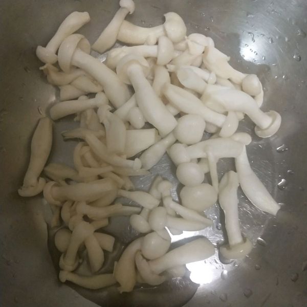 蒜薹肉片白玉菇