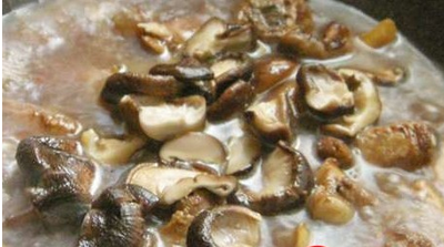 怎岩做香菇焖排骨