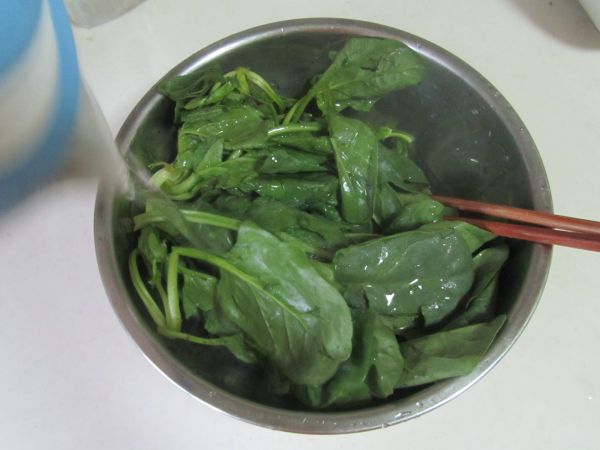 菠菜蘑菇汆丸汤