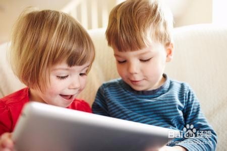 孩子爱玩手机让人很头疼