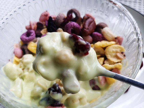 牛油果蔓越莓能量杯