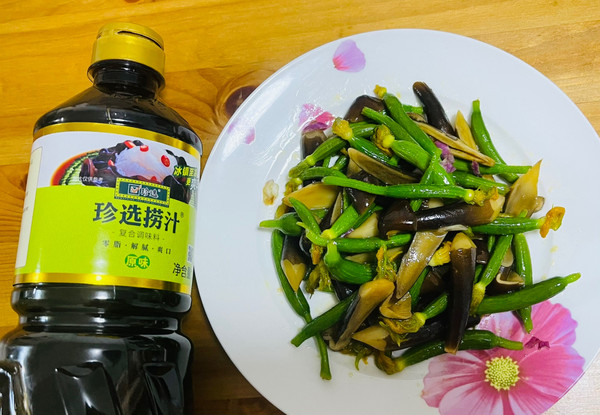 捞汁鸡枞菌拌黄瓜花