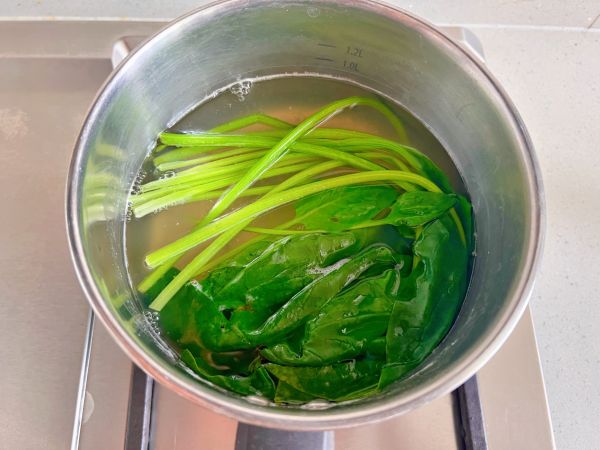 鸡蛋菠菜捞汁荞麦面