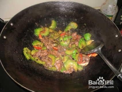 苦瓜炒牛肉的家常做法，传统又经典的菜式