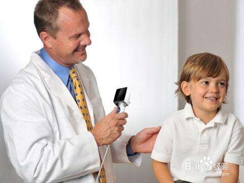 为什么初戴助听器时听验配师说话更清楚更容易？