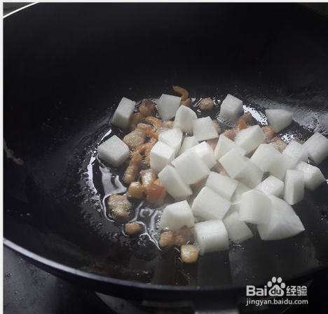 制作花肉萝卜饭