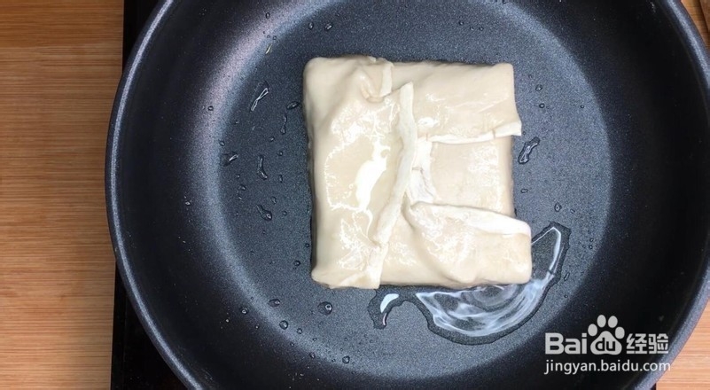 芝士火腿午餐肉鸡蛋手抓饼的步骤