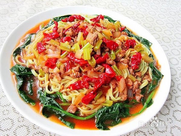 辣皮子滚肉菠菜面做法