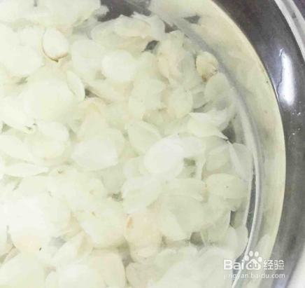 冰糖桃胶雪莲子糖水