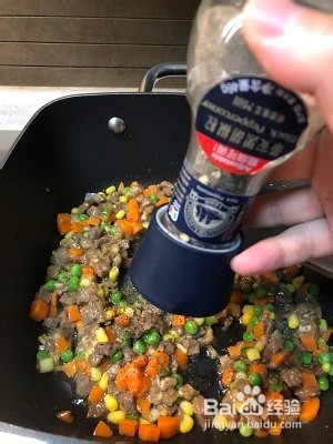 小朋友都喜欢的葱香蔬菜嫩爆牛肉粒的做法