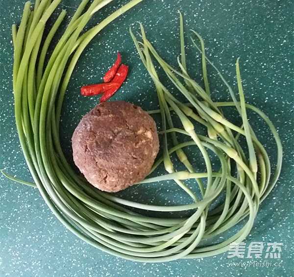 蒜苗炒猪血丸子