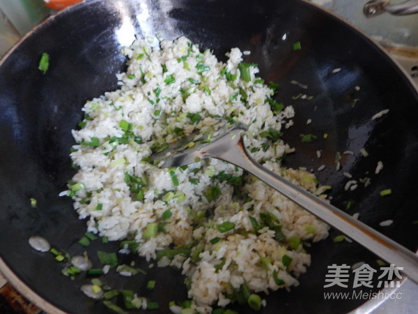 蒜苗炒饭的做法