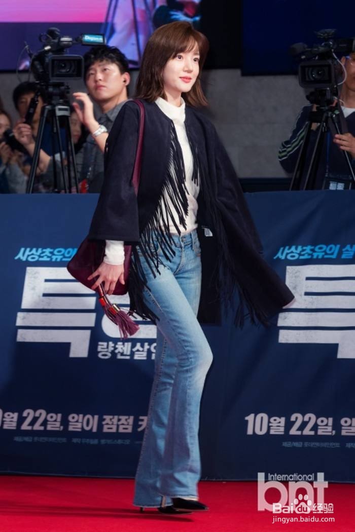 时尚支招:T恤+牛仔+大衣,一件也不能少!