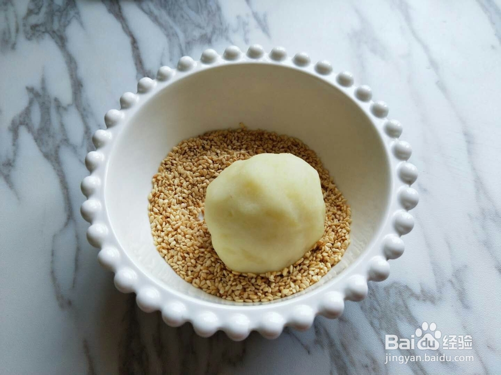 口感咸香的豆泥蛋黄芝麻小饼