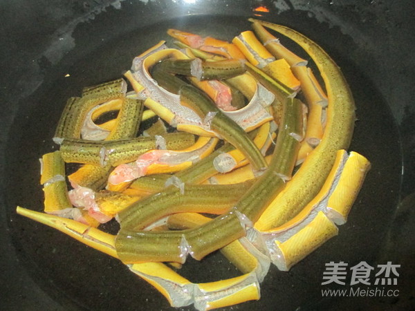 火腿片炖黄蟮