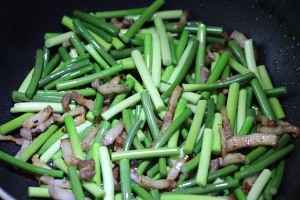 超好吃蒜苔炒肉的做法