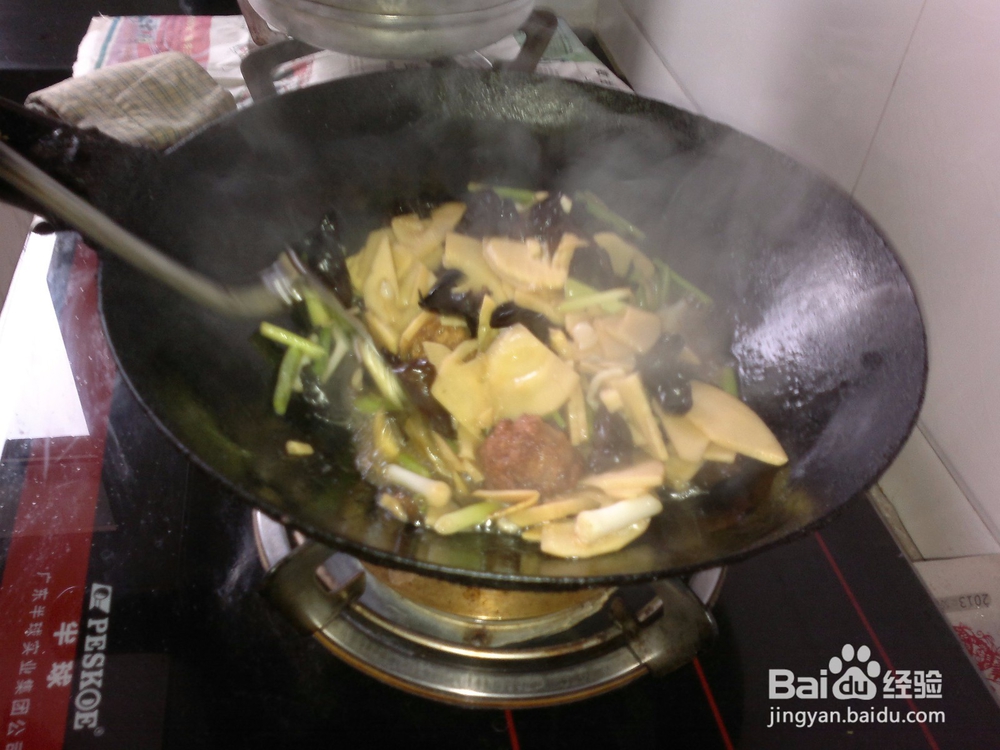 开春应季菜竹笋木耳炒蒜苗的做法