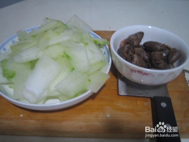 老年人怎样做好冬瓜焖熟鸡心肉的备料