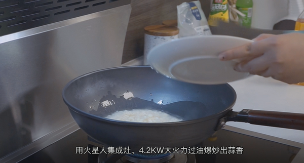 外皮酥脆,肉汁鲜香的蒜香烤大虾