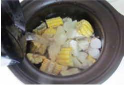 养生玉米山药棒骨汤