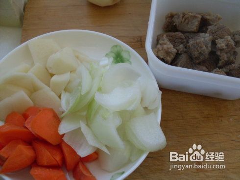 对学生生长发育有益又可御寒的菜肴咖喱牛肉饭