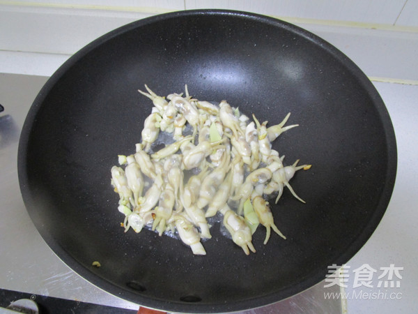 韭黄炒蛏子的做法