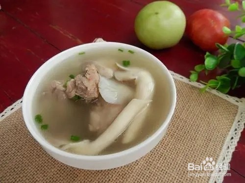 凤尾菇炖猪骨汤