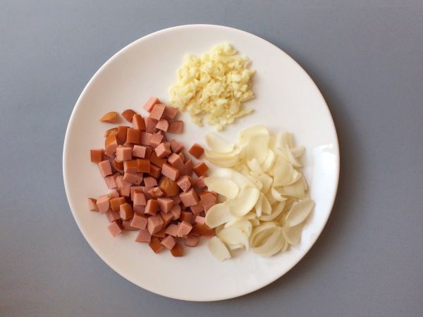 脆皮肠玉米百合杂炒