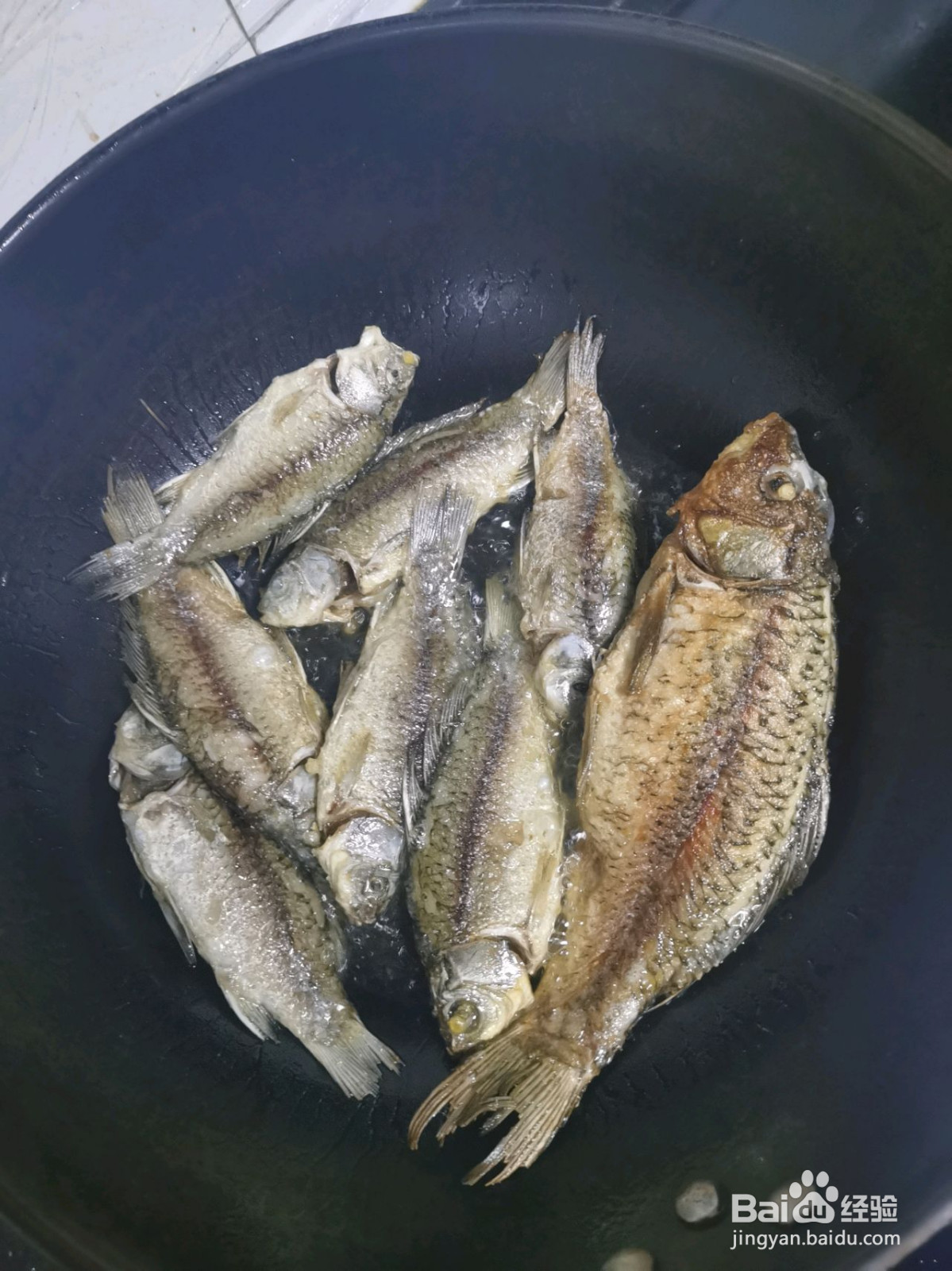 葱烧小鲫鱼的做法