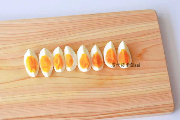 孜然鸡胸肉半熟鸡蛋葡萄干嫩叶菠菜沙拉