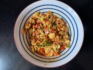 如何做青椒火腿鸡蛋蒸包？