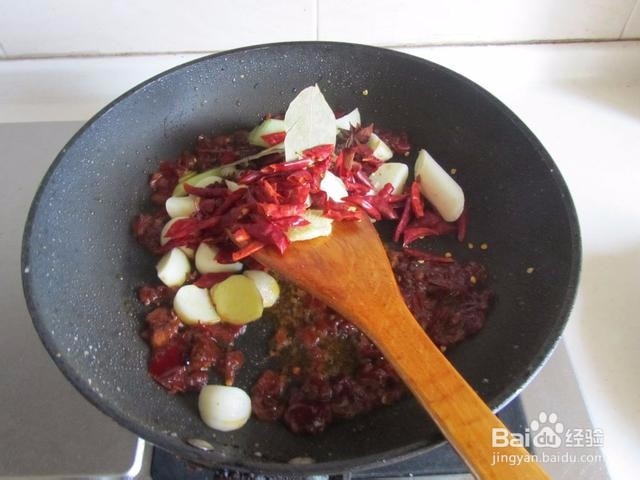 麻辣鸡翅香锅的家常做法