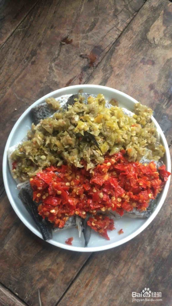 双椒蒸鲈鱼的做法