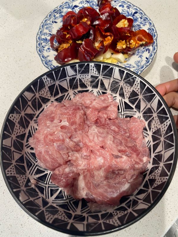 红汤酸菜肉丝米线