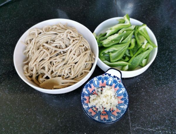 捞汁干丝虎皮椒