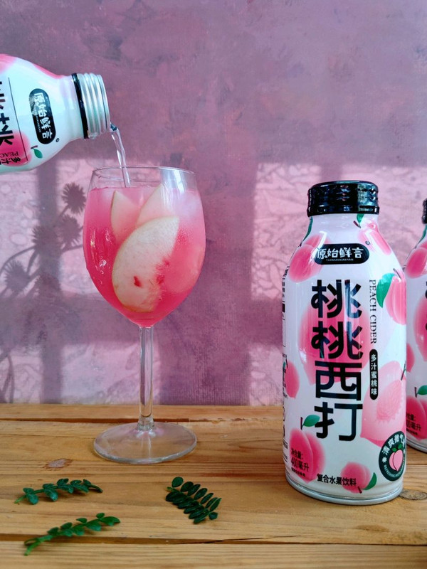 莓桃西打气泡饮