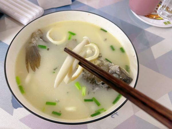 鲫鱼鱿鱼海鲜菇汤