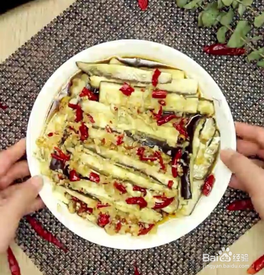 香辣开胃的蒜蓉蒸茄条