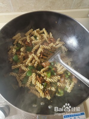 中西合璧快手青椒肉丝意面