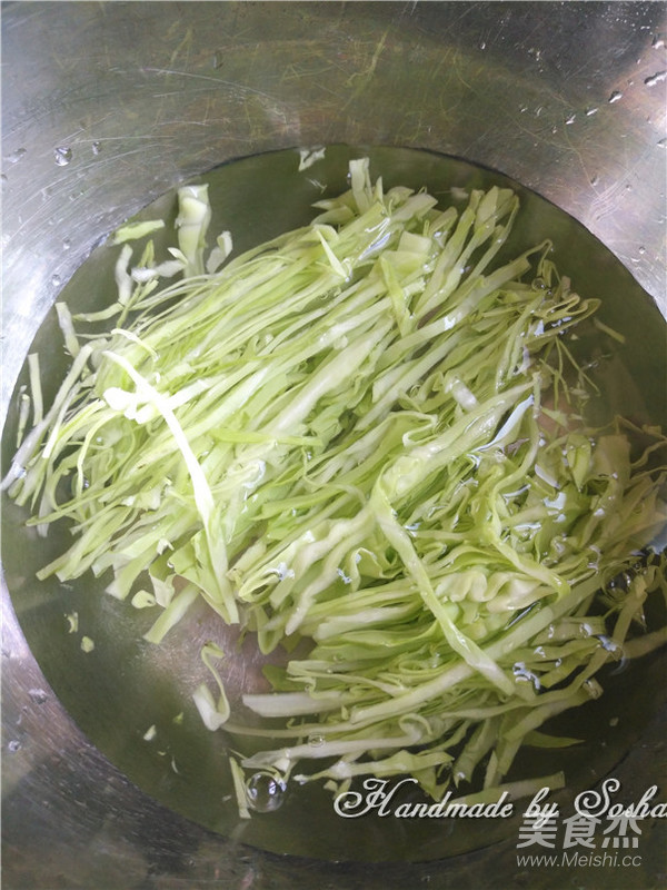 虾仁鸡蛋卷心菜沙拉