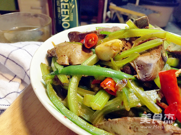 芹菜炒鸡肝的做法
