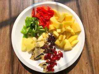 如何在家就能做一份新疆大盘鸡呢？