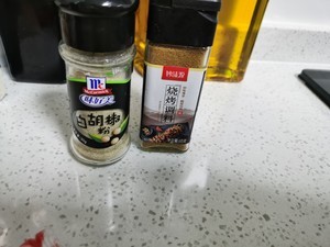 蘑菇鸡腿虾仁小酥肉的做法