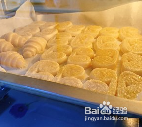 怎样用手抓饼做出蝴蝶酥步骤