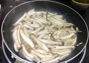 教你怎么做香椿蚝油拼蟹味菇