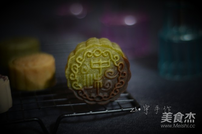 莲蓉馅桃山皮月饼