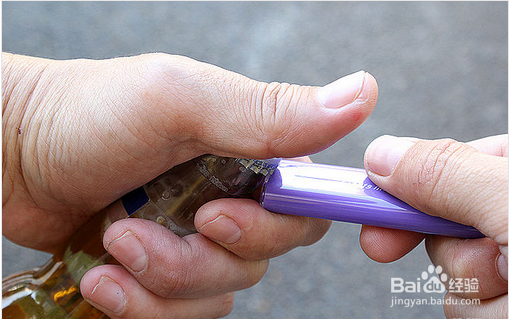 如何不使用开瓶器来开瓶子