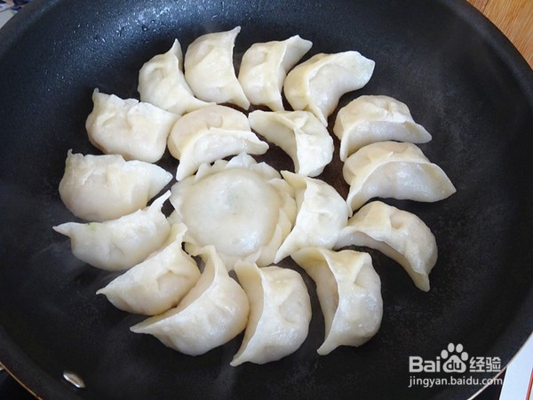 如何制作外筋里嫩的角瓜鸡蛋水煎饺